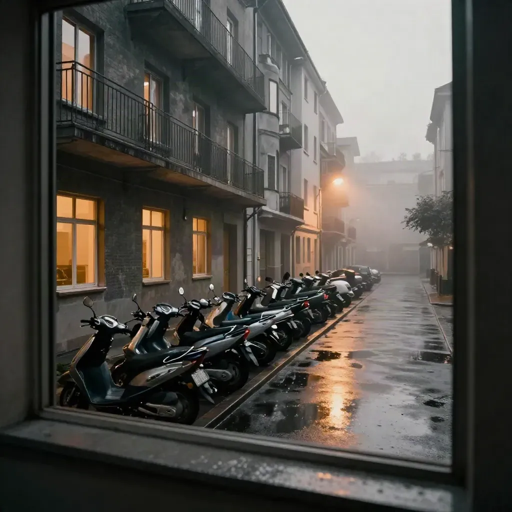 Nachtliche Seitenstraße mit Rollern, nassem Asphalt, warmen Fenstern und leichtem Nebel