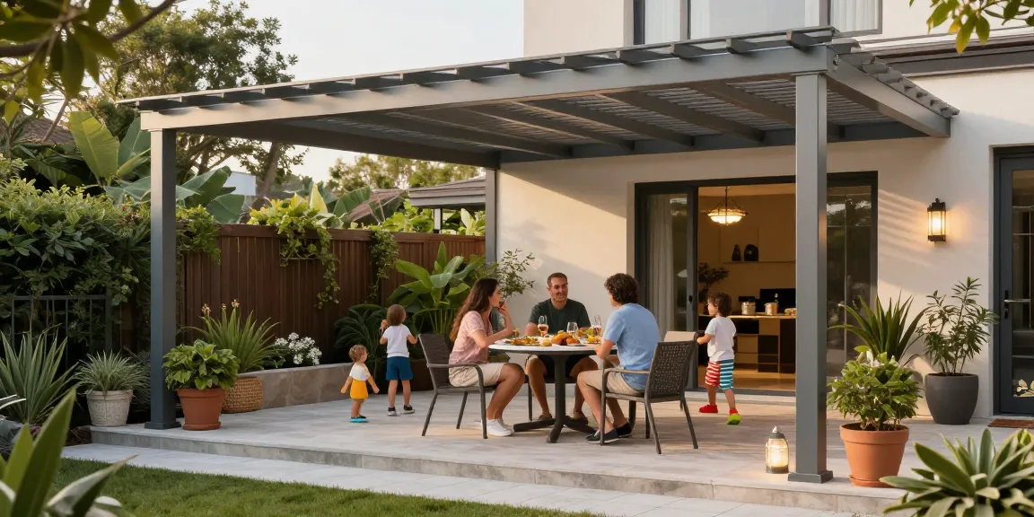 Moderne Terrassenüberdachung aus Aluminium mit Familie beim Essen auf der Terrasse.
