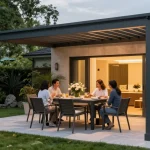 Familie genießt Terrassenüberdachungen bei einem Abendessen im Garten.