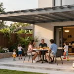 Moderne Terrassenüberdachung aus Aluminium mit Familie beim Essen auf der Terrasse.